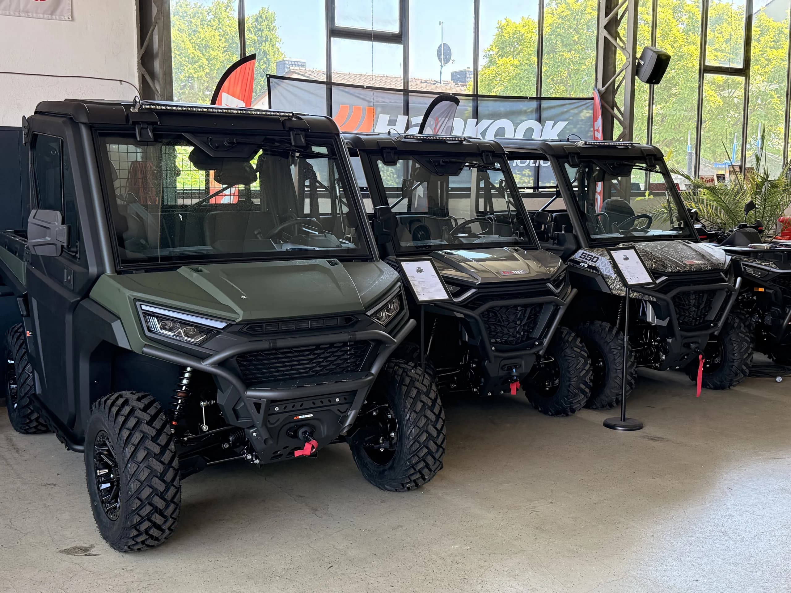 4TRAC ATVs und UTVs in der Halle von Garage 147