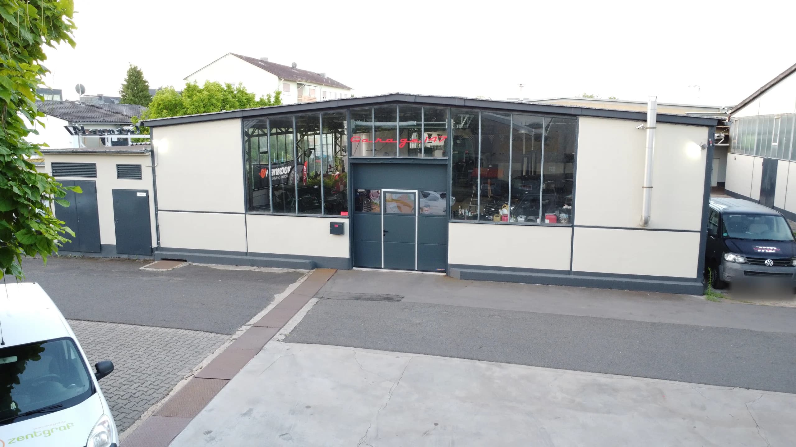 Eingang von Garage 147 an der Bahnhofstraße 147