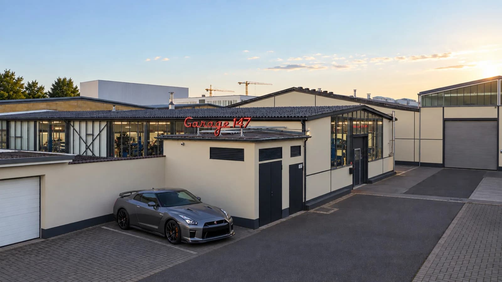 Außenansicht Garage 147 an der Bahnhofstraße 147, Neon-Schrift bei Tag