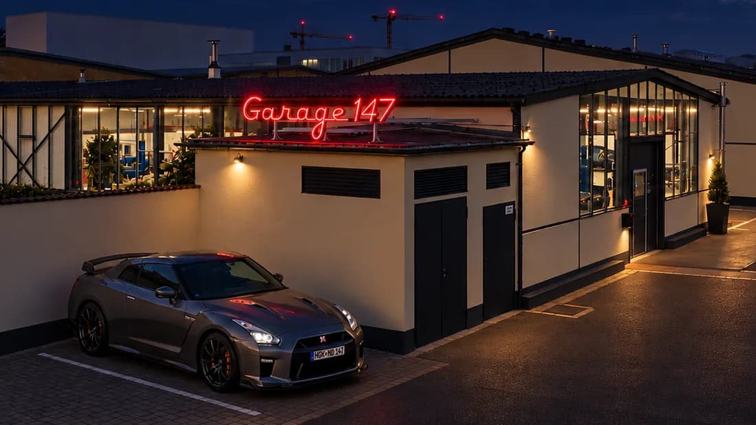 Außenansicht Garage 147 an der Bahnhofstraße 147, Neon-Schrift bei Nacht