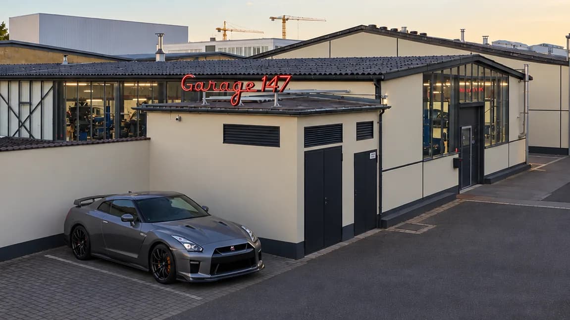 Außenansicht Garage 147 an der Bahnhofstraße 147, Neon-Schrift bei Tag